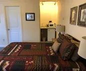 Mansion Motel - Rooms w/ One Queen Bed