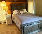Cheerful private 4 bedroom lodge with hot tub
