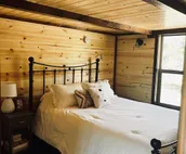 River’s edge cabin, on private 5 acre river front