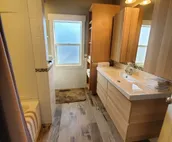 Lovely 2nd floor apartment & patio, walk downtown