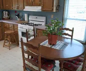 AJ's Cottage, 2bds/1ba. Sleeps 4 comfortably