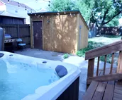 Cozy one bedroom Cottage Getaway!