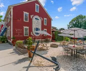 Lookout on Liberty | Renovated | 7 beds + parking