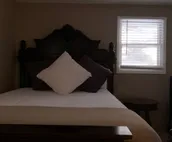 Cozy top floor unit w kitchen sleeps four & office