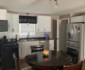 Cozy top floor unit w kitchen sleeps four & office