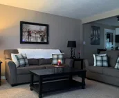 Cozy top floor unit w kitchen sleeps four & office