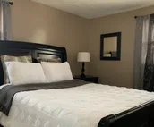 Cozy top floor unit w kitchen sleeps four & office