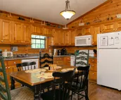 Marilee Cottage - Cozy cabin with fire pit