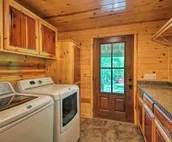 Cozy Broken Bow Cabin w/ Hot Tub - 5 Mins to Lake!