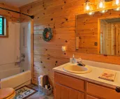Cozy Broken Bow Cabin w/ Hot Tub - 5 Mins to Lake!
