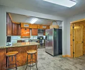 Cozy Broken Bow Cabin w/ Hot Tub - 5 Mins to Lake!