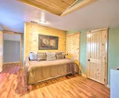 Cozy Broken Bow Cabin w/ Hot Tub - 5 Mins to Lake!