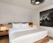 *Downtown Luxury + Steam Shower*~ Walk Everywhere!
