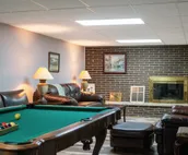 Huge Manor w/ Indoor Hot Tub and Pool Table