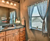 Hilltop Home: 6 Miles to Hot Springs National Park