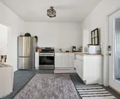 Esther's Apt: Parking + Views of The Open Cut
