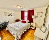Lovely 2 bedroom just a few blocks from the square