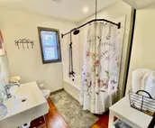Lovely 2 bedroom just a few blocks from the square