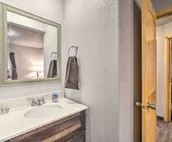 Cozy Downtown Soldotna Cabin: Dogs Welcome!