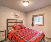 Cozy Downtown Soldotna Cabin: Dogs Welcome!