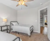 Cheerful & Bright Spacious Getaway