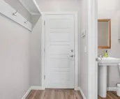Cheerful & Bright Spacious Getaway