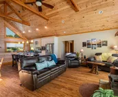 Luxury Log Cabin near SIU, Giant City, & Wineries