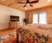 Luxury Log Cabin near SIU, Giant City, & Wineries