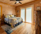 Luxury Log Cabin near SIU, Giant City, & Wineries