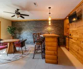 Luxury Log Cabin near SIU, Giant City, & Wineries