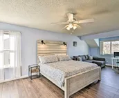 Cozy Virginia Beach Townhome about 6 Mi to Beach!