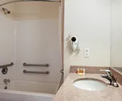 Days Inn & Suites by Wyndham Columbus NE