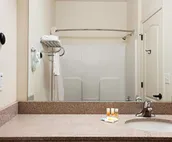 Days Inn & Suites by Wyndham Columbus NE
