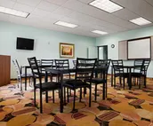 Days Inn & Suites by Wyndham Columbus NE