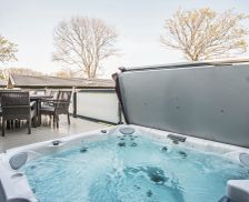 United Kingdom  Wootton, Nr Cowes vacation rental compare prices direct by owner 25869826