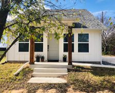 United States Texas Benbrook vacation rental compare prices direct by owner 2439028