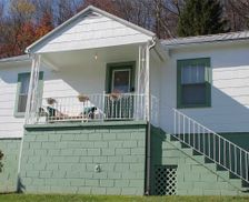 United States West Virginia Mount Hope vacation rental compare prices direct by owner 24471946