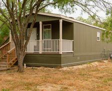 United States Texas Elmendorf vacation rental compare prices direct by owner 28620966