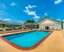 United States Texas Yoakum vacation rental compare prices direct by owner 27746077