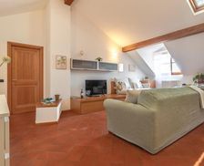 Italy Lombardy Maccagno Inferiore vacation rental compare prices direct by owner 35260512