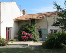 France Pays de la Loire Saint-Aubin-la-Plaine vacation rental compare prices direct by owner 16352503