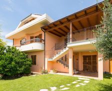 Italy Marche Castorano vacation rental compare prices direct by owner 14697161