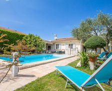 France Provence - Alpes - Cote d'Azur Maillane vacation rental compare prices direct by owner 4491005