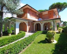 Italy Tuscany Forte dei Marmi vacation rental compare prices direct by owner 7176003