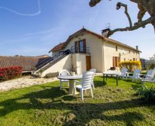 France Nouvelle-Aquitaine Doissat vacation rental compare prices direct by owner 4056551