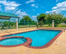 United States Texas Yoakum vacation rental compare prices direct by owner 13431107