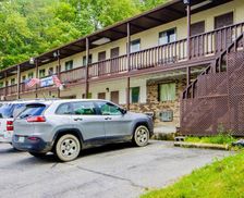 United States West Virginia Chapmanville vacation rental compare prices direct by owner 15199939