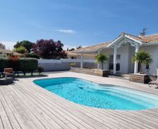 France Gironde Saint-Médard-en-Jalles vacation rental compare prices direct by owner 33448005