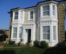 United Kingdom  Ryde vacation rental compare prices direct by owner 32971203