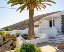 Spain Lanzarote Tías vacation rental compare prices direct by owner 14636786